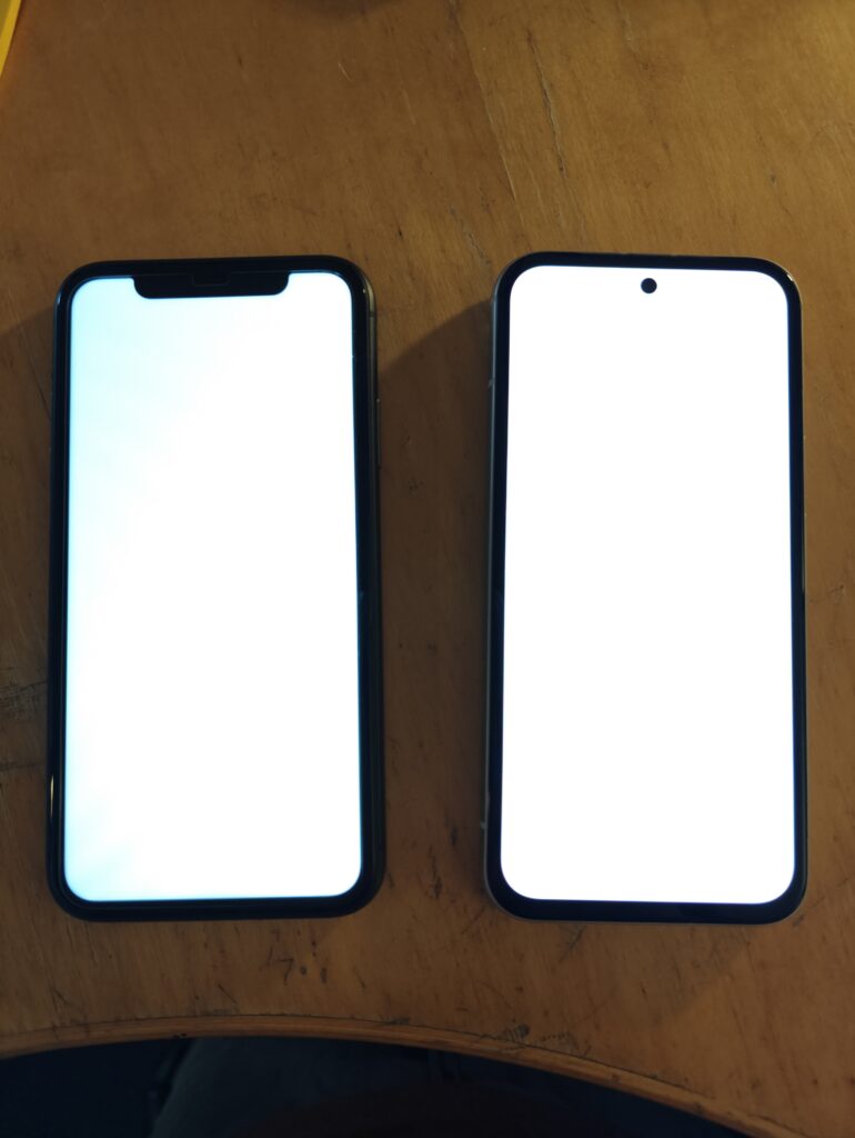 Til venstre iPhone 11 og til højre den nye Google Pixel 8a. Billede: Techsen.dk