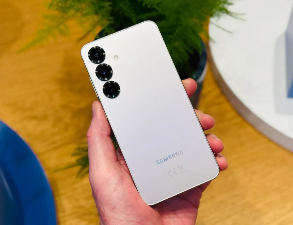 Dansk Samsung S25 anmeldelse - lille telefon - stor lækkerhed