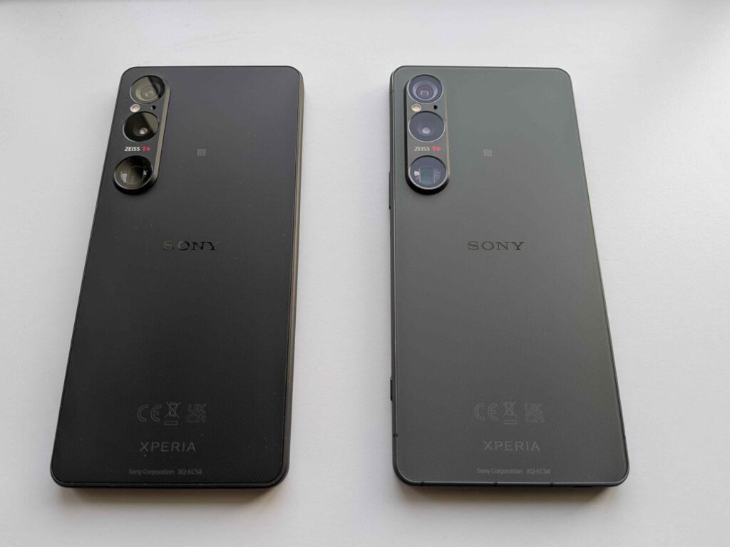 Sony Xperia VI - farver i kahki Grøn og Sort