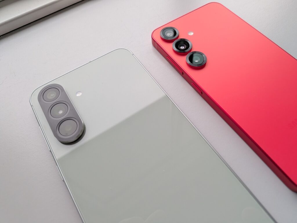 Samsung A56 overfor S25 i koralrød