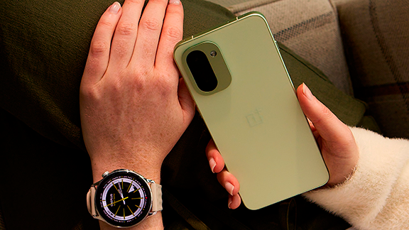 OnePlus 15R og Watch Lite. Foto: OnePlus