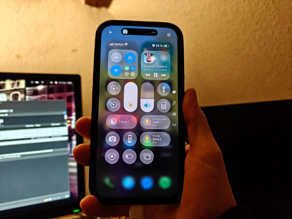 Liquid Glass er blevet mere tydeligt i iOS 26.2. Foto: Techsen.dk