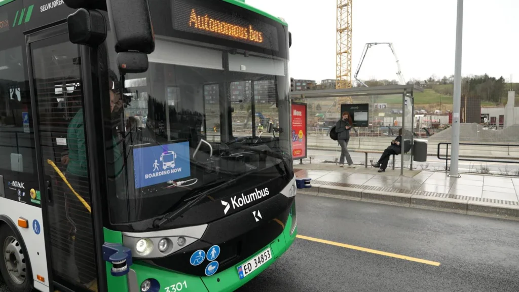 Efter planen skal alle kunne tage de selvkørende busser fra maj. Foto: NRK