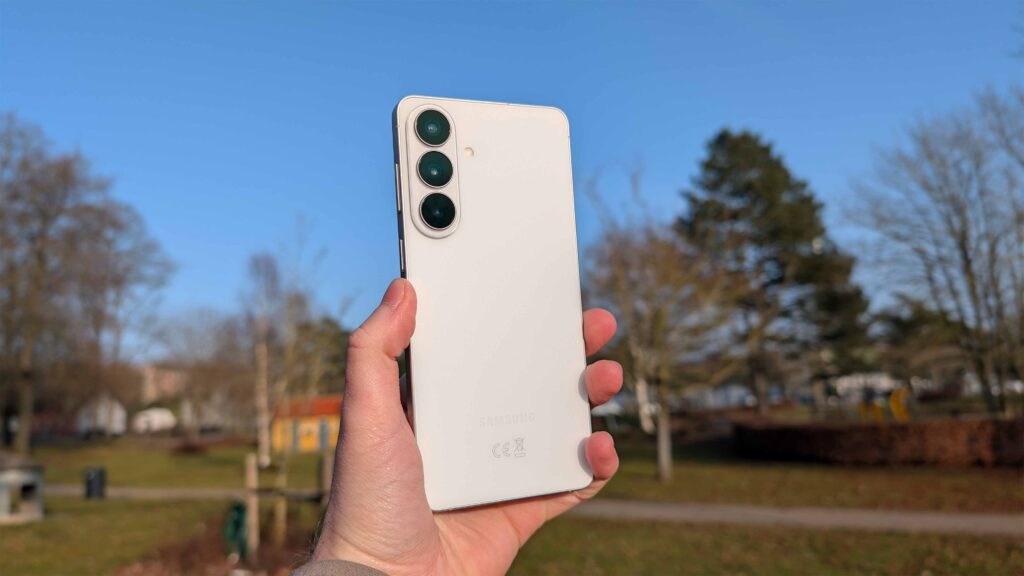 Samsung Galaxy S26+ i solen. Foto: Techsen.dk