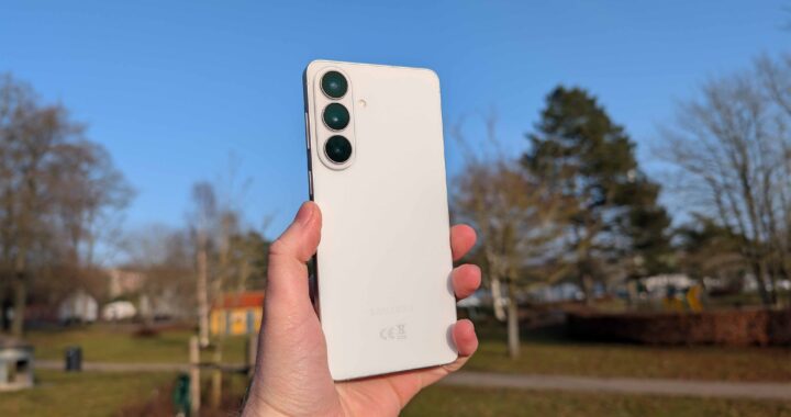 Samsung Galaxy S26+ anmeldelse: En diskret atlet i jakkesæt