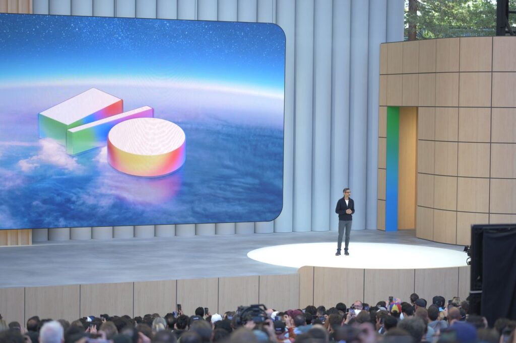 Sundar Pichai på scenen til Google I/O 2026. Foto: WIRED