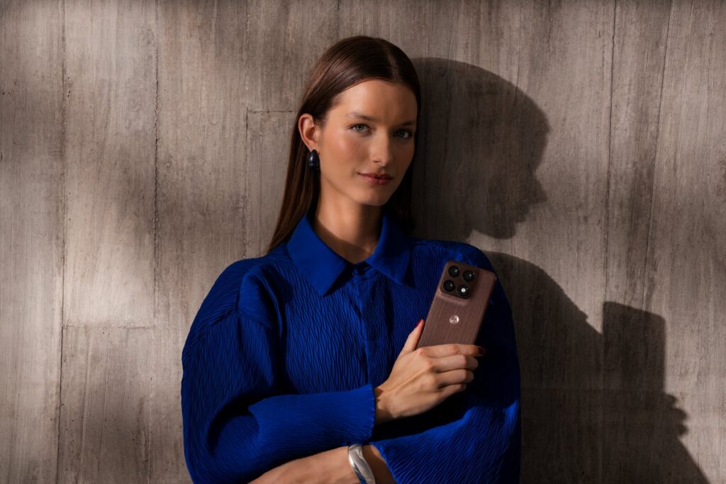 Motorola Edge 70 Pro i Træ, uld og lilje farver