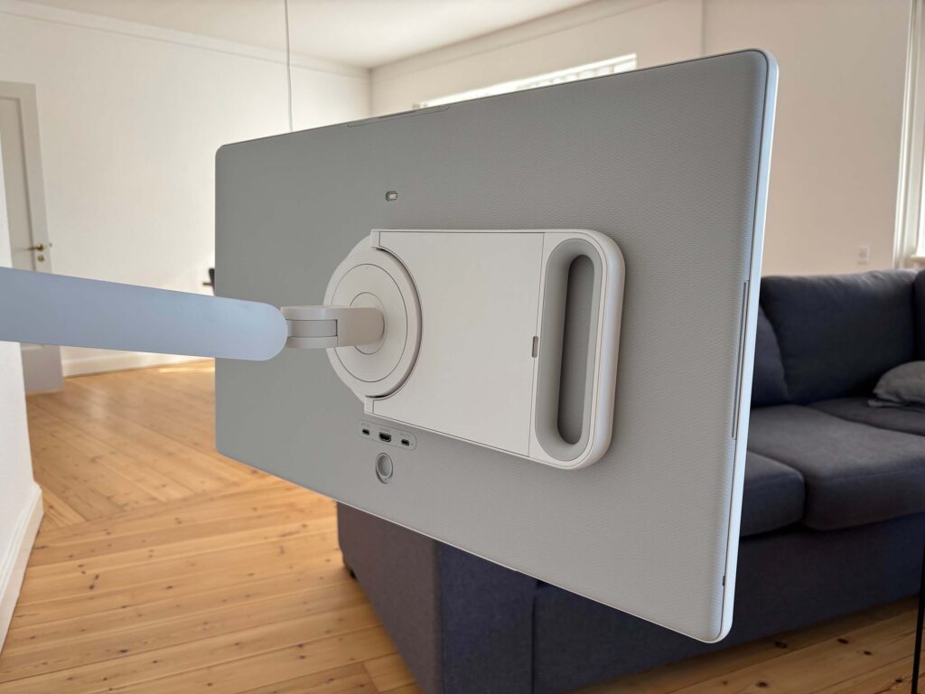 Samsung Movingstyle kan klikkes af og på sin stander med magneter. Foto: Techsen.dk