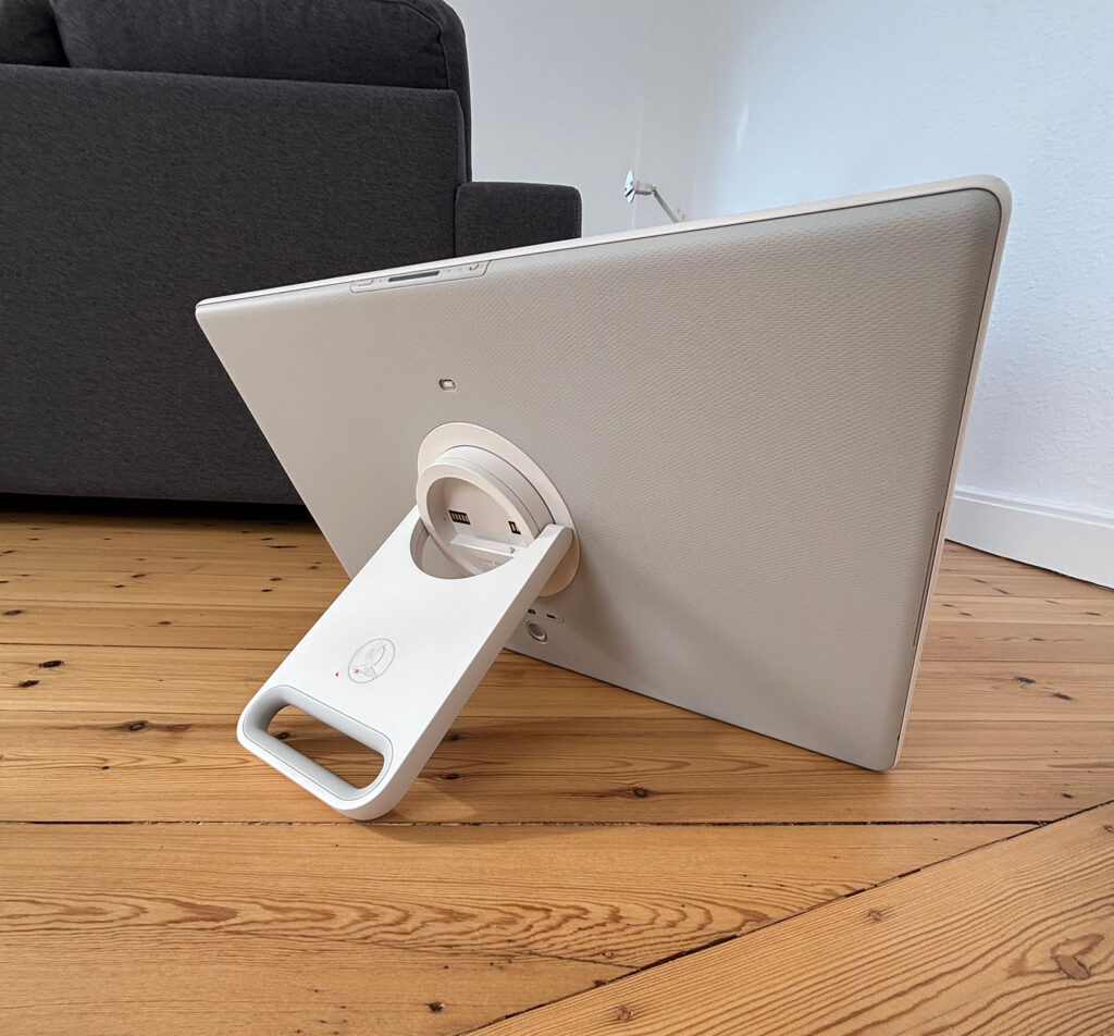 Håndtaget på Movingstyle fungerer også som fjernsynets egen fod. Foto: Techsen.dk