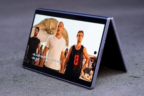 Samsung-Galaxy-Z-Fold-8-telt-stand