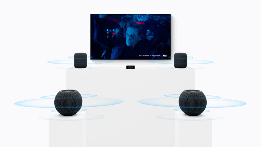 Et hjemmebiograf-setup med de nye HomePod Mini 2-højtalere. Foto: Apple